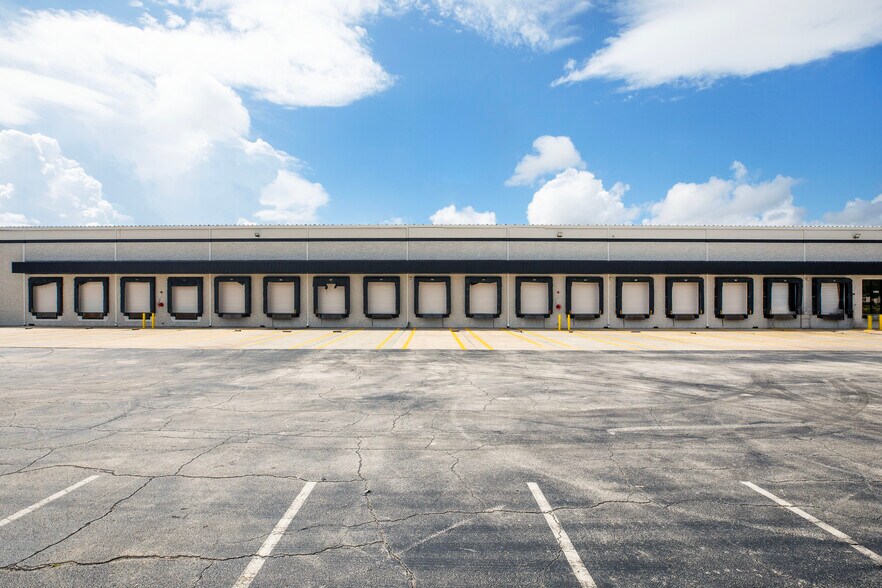 More Photos Of 1350 Tradeport Dr, Orlando Warehouse For Lease