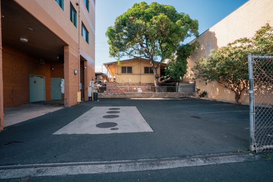 More Photos Of 1709 Kalani St, Honolulu Freestanding For Sale