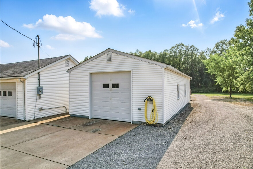 More Photos Of 4085 / 4086 State Route 422, Southington Showroom For Sale