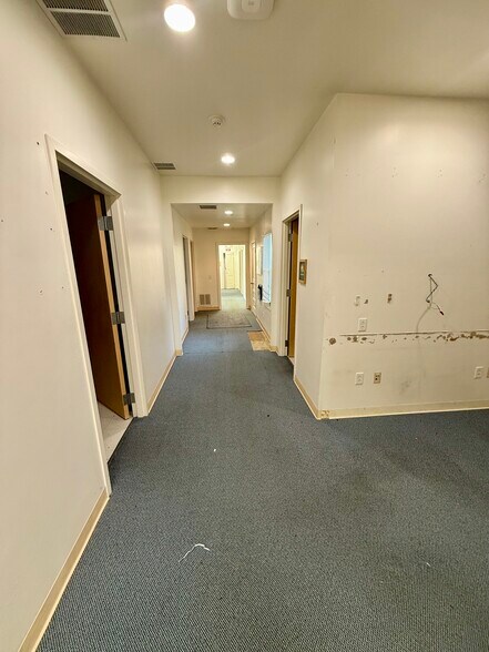 More Photos Of 2410 S Main St, Lindale Office For Sale