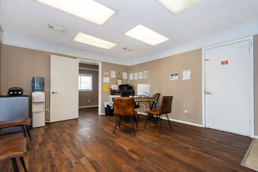 More Photos Of 120 E Mulberry St, Angleton Auto Dealership For Lease