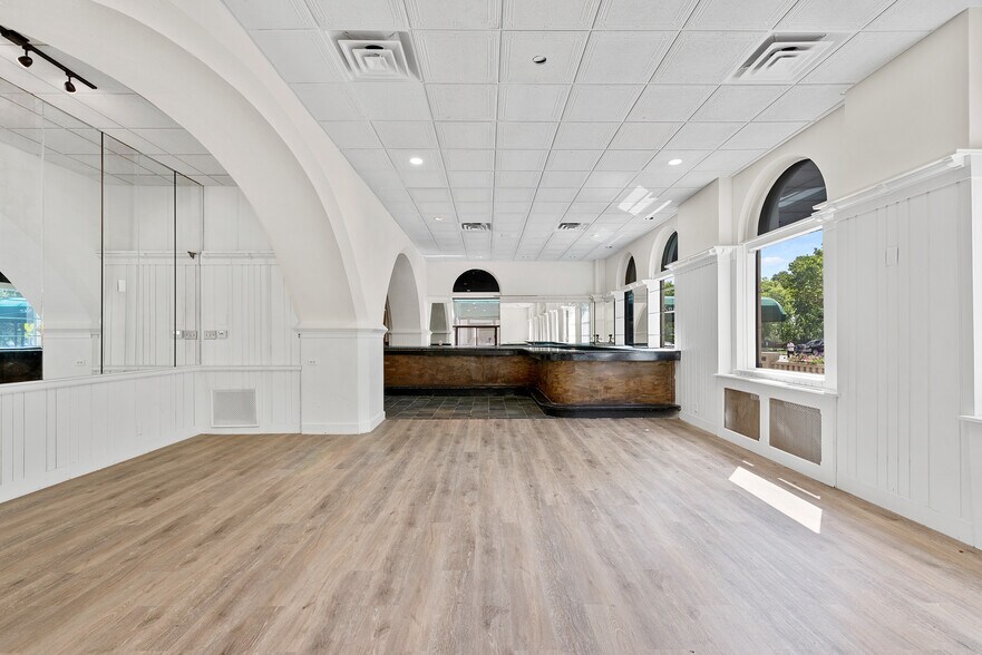 More Photos Of 1028 E Juneau Ave, Milwaukee Hotel For Lease