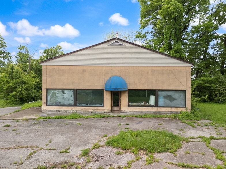 More Photos Of 2000 Utica Pike, Jeffersonville Marina For Sale