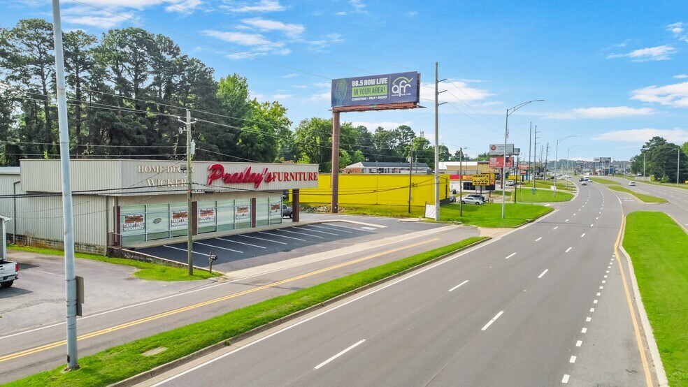 More Photos Of 2719 McFarland Blvd E, Tuscaloosa General Retail For Lease
