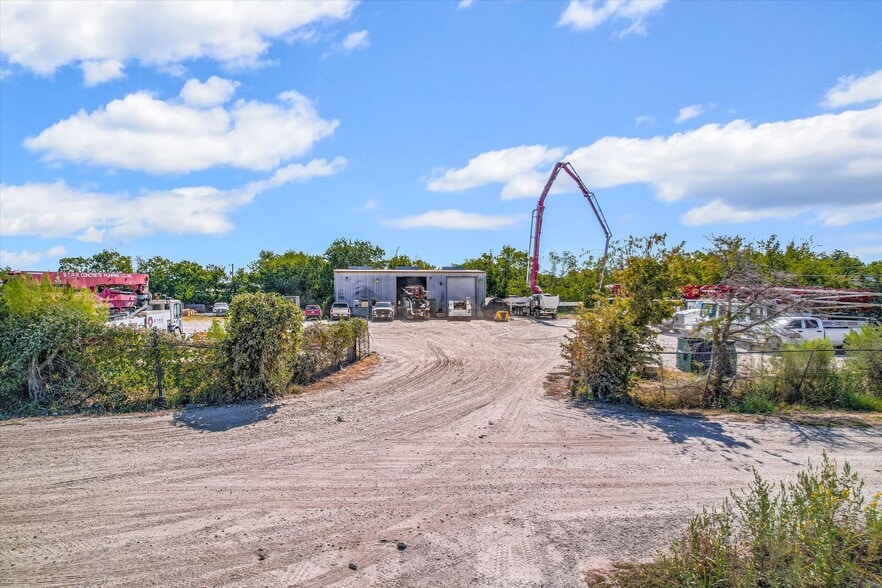 More Photos Of 12725 HWY 290 E, Manor Warehouse For Lease