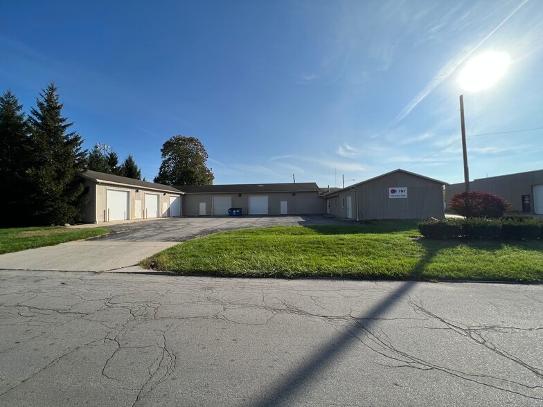 Primary Photo Of 1429 Dubois St, Fort Wayne Service For Lease