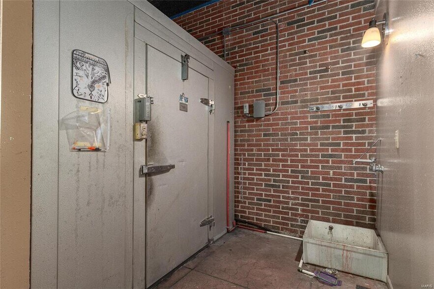 More Photos Of 512 Old Route 66, Saint Robert Showroom For Sale