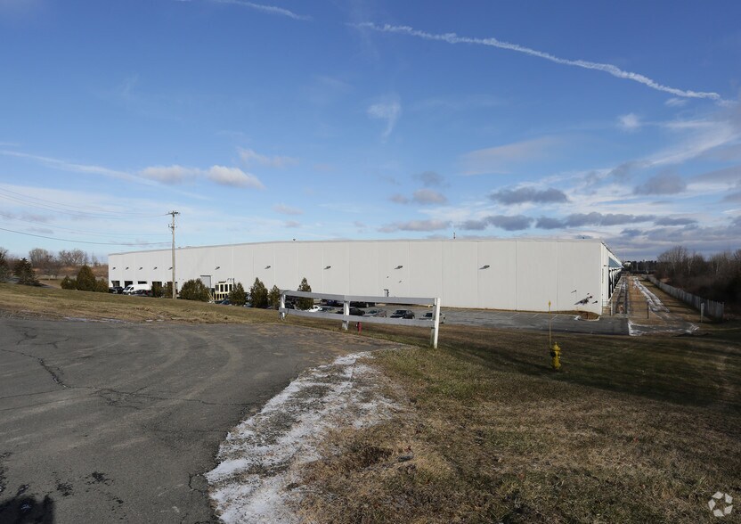 More Photos Of 218 W Yard Rd, Feura Bush Distribution For Lease