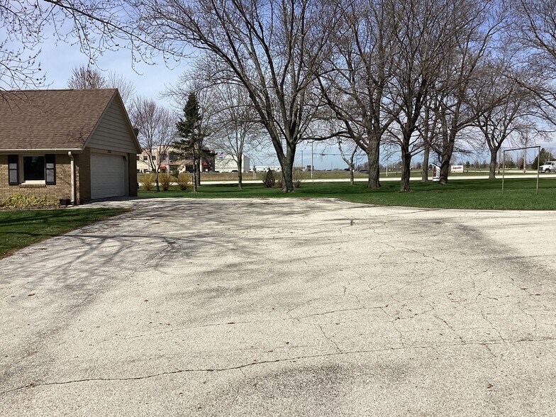 More Photos Of 2525 Oakwood Rd, Oak Creek Schools For Sale