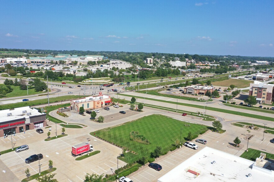 More Photos Of 746 Coral Ridge Ave, Coralville General Retail For Sale