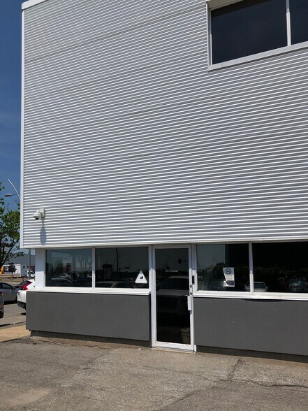 More Photos Of 2995-2999 Boul Le Corbusier, Laval Warehouse For Lease
