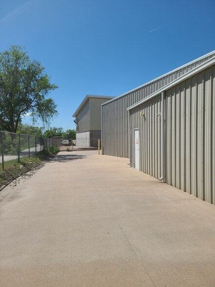 More Photos Of 3535 S Irving St, Sheridan Warehouse For Lease