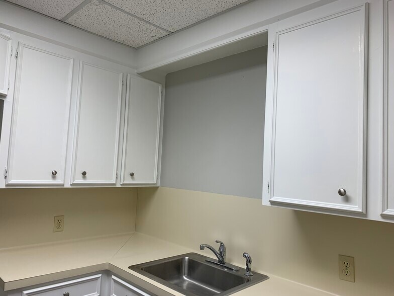 More Photos Of 14339 Torrey Chase Blvd, Houston Office For Sale