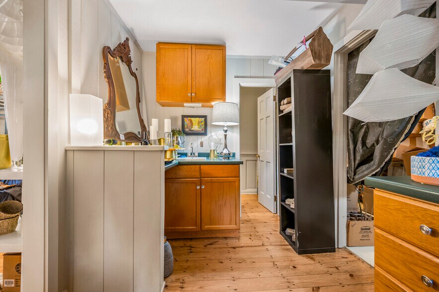 More Photos Of 172 Main st, Saluda Showroom For Sale