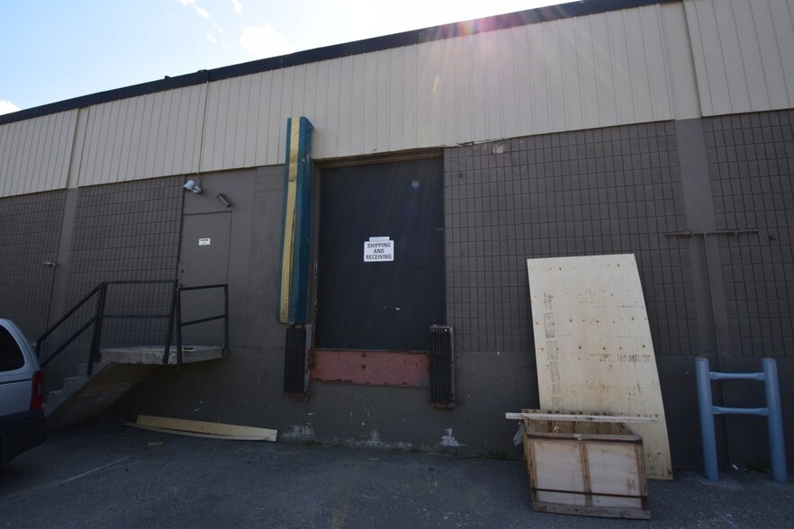 More Photos Of 512 Manitou Rd, Calgary Showroom For Lease