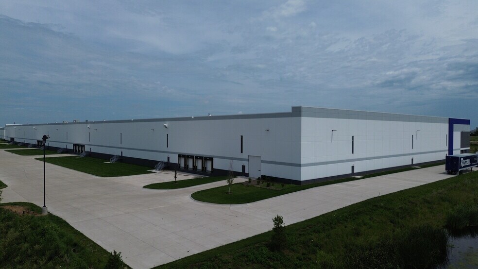 More Photos Of 8730 Northwest Blvd, Davenport Industrial For Lease