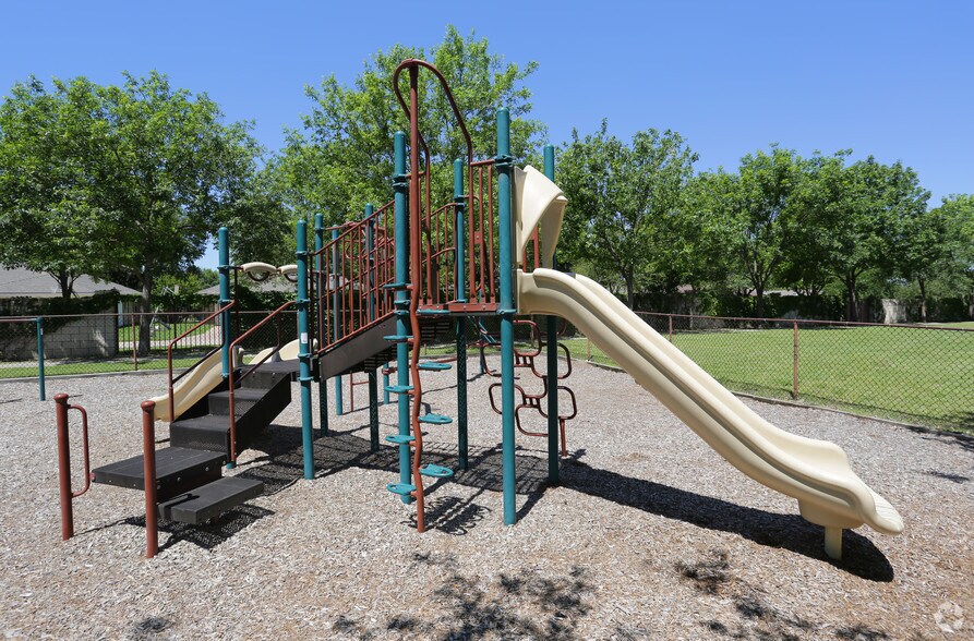 More Photos Of 2000 E Arapaho Rd, Richardson Apartments For Lease