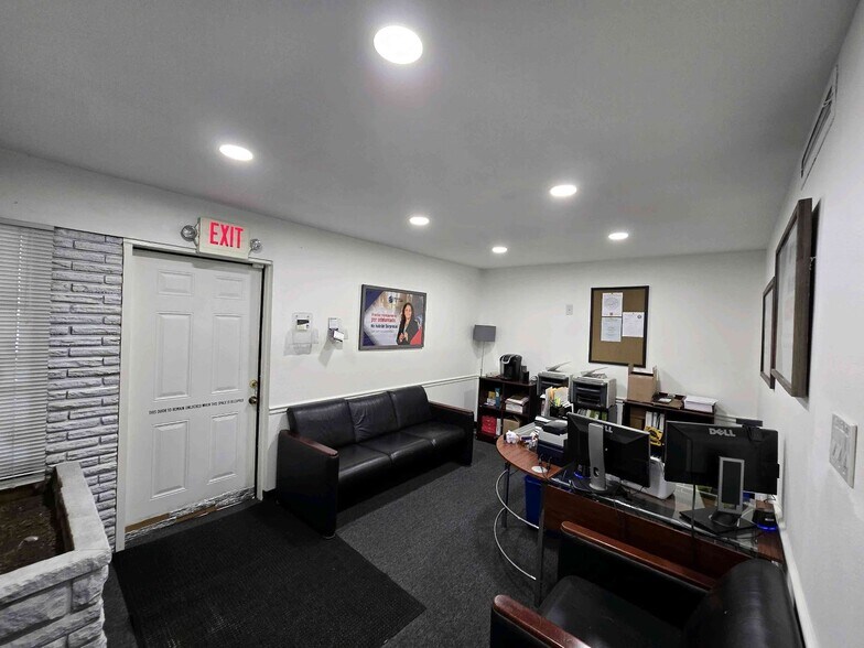 More Photos Of 1212 Crosstimbers St, Houston Office Residential For Sale