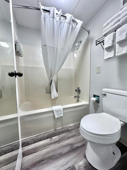 More Photos Of 2075 Highway 192 W, London Hotel For Sale