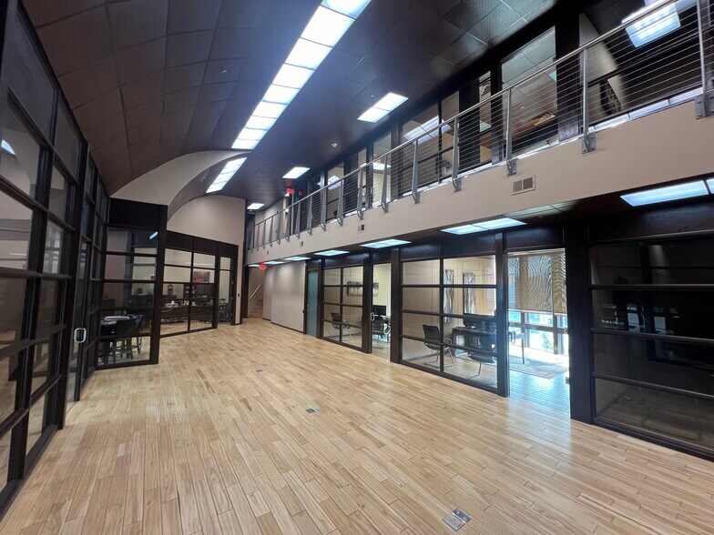 More Photos Of 812 Burlington Dr, Bismarck Office For Sale