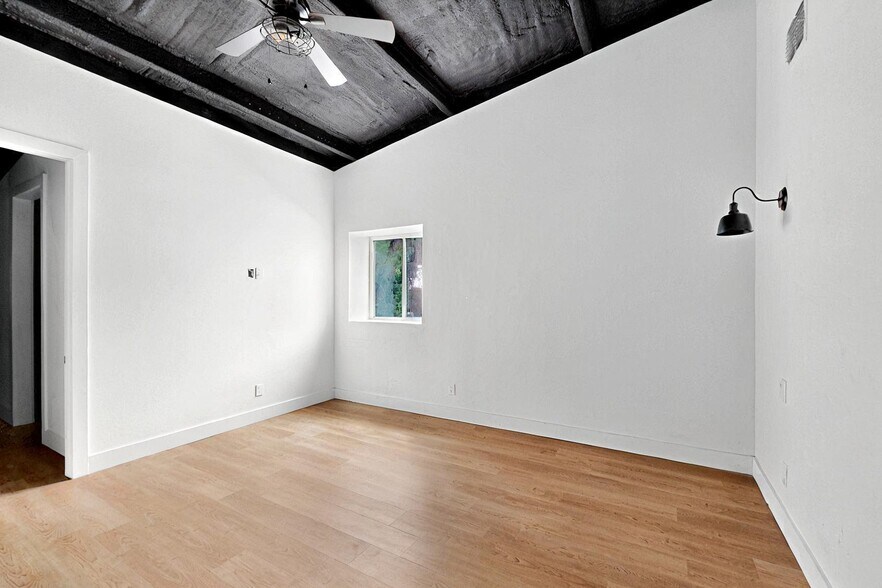 More Photos Of 11544 Cockleburr Rd, Roanoke Warehouse For Lease