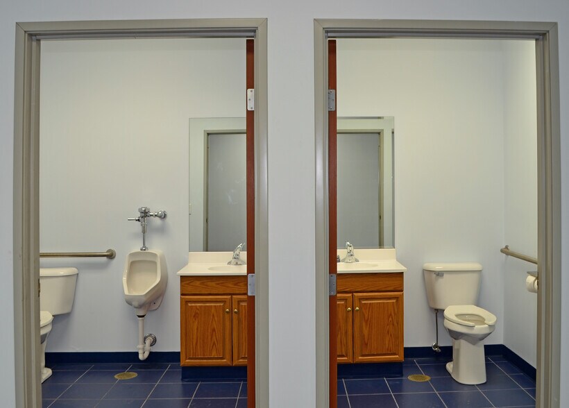 More Photos Of 2333-2335 W 50th St, Erie Warehouse For Lease