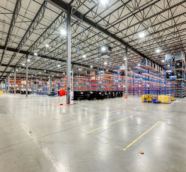 More Photos Of 2199 Boul Fernand-Lafontaine, Longueuil Warehouse For Lease