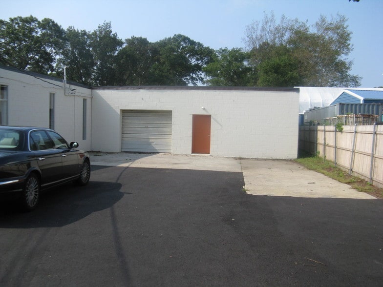 More Photos Of 675 W Shore Rd, Warwick Showroom For Lease