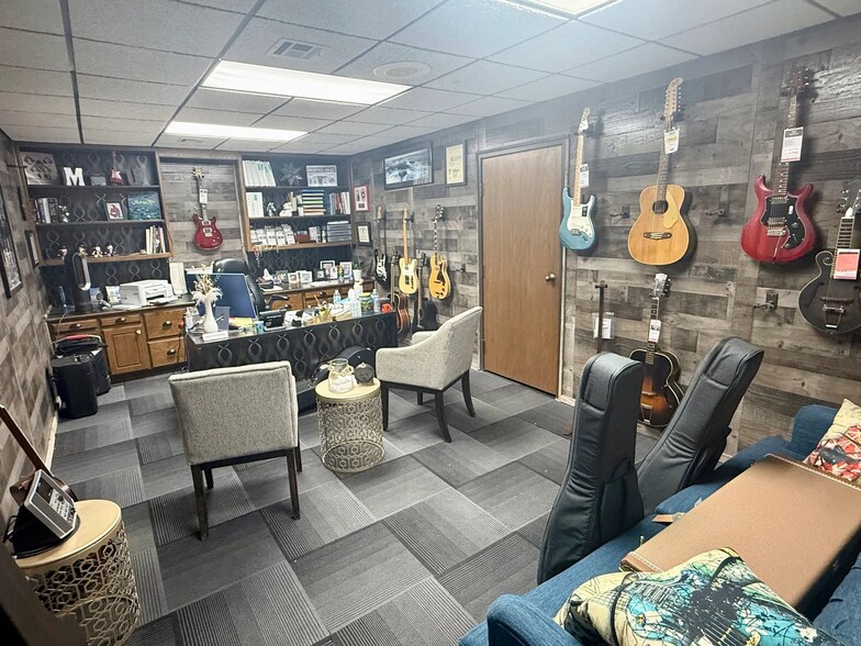 More Photos Of 1109 W Kickapoo Spur St, Shawnee General Retail For Sale