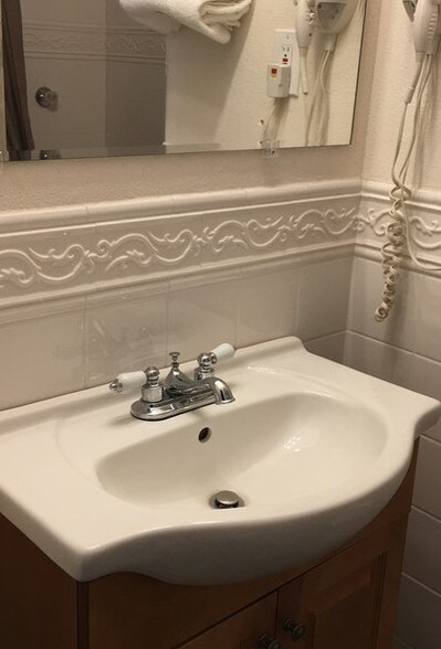 More Photos Of 1022 W Lincolnway, Cheyenne Hotel For Sale