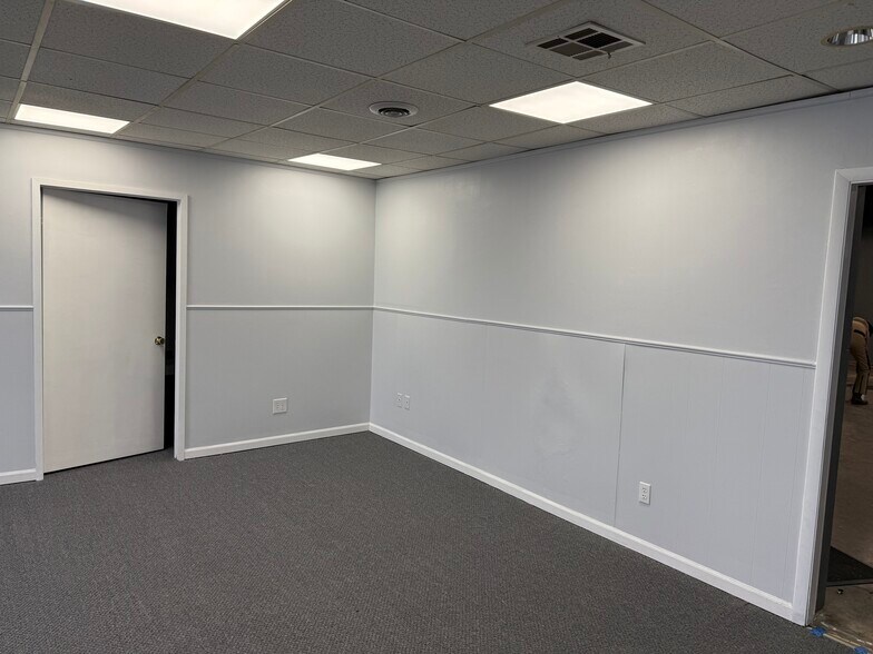 More Photos Of 6040-6058 Executive Blvd, Huber Heights Light Distribution For Lease