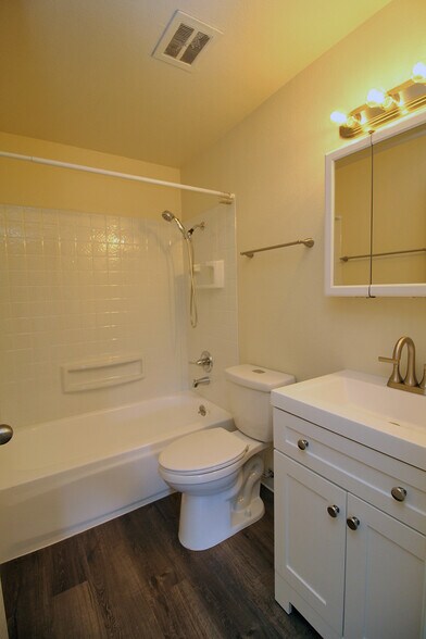 More Photos Of 1822 SE Ash St, Portland Multifamily For Sale