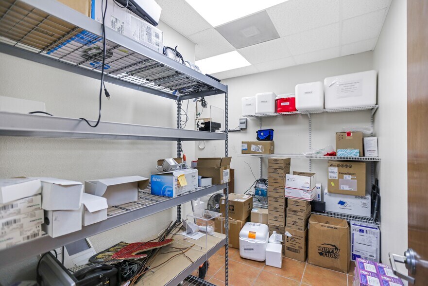 More Photos Of 802 E Expressway 83, La Joya General Retail For Sale