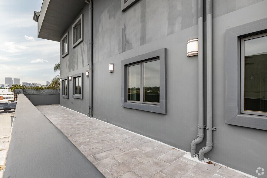 More Photos Of 930 S Robertson Blvd, Los Angeles Apartments For Lease
