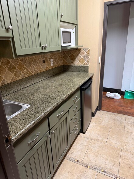 More Photos Of 23291 Ventura Blvd, Woodland Hills Loft Creative Space For Lease