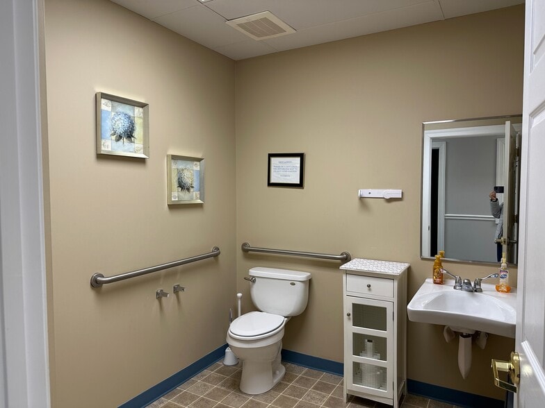 More Photos Of 4004 Genesee Pl, Woodbridge Medical For Lease