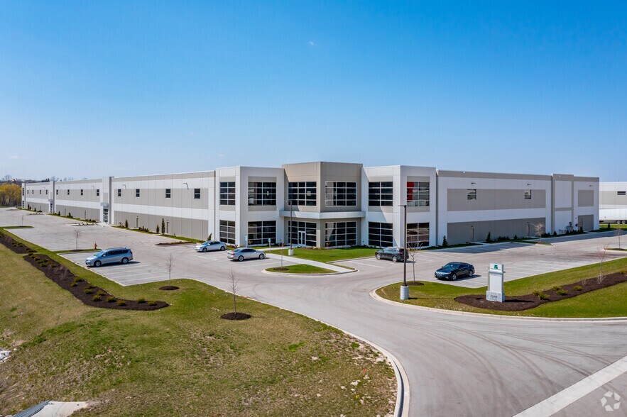 More Photos Of W210N12805 Gateway Xing, Germantown Distribution For Lease