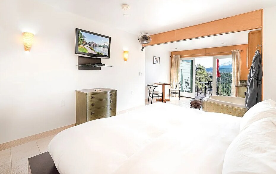 More Photos Of 236 Pinecrest Rd, Woodland Park Hospitality For Sale