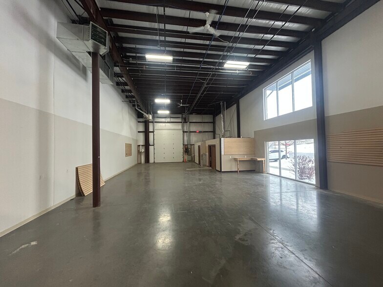 More Photos Of 807 Liberty Dr, Verona Flex For Lease