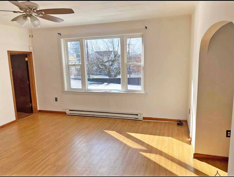 More Photos Of 129 Pike St, Carbondale Bar For Sale