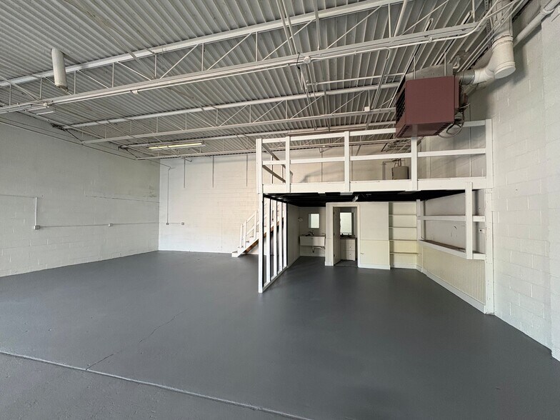 More Photos Of 32722 W 8 Mile Rd, Farmington Hills Warehouse For Lease