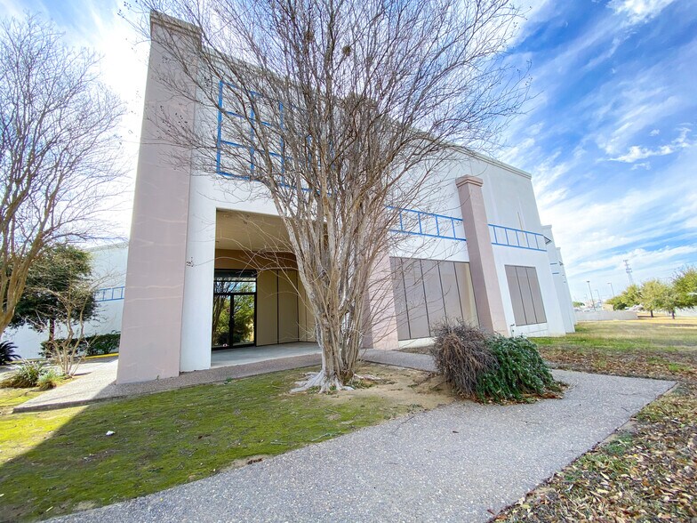 More Photos Of 801 Hallmark Dr, Laredo Warehouse For Lease