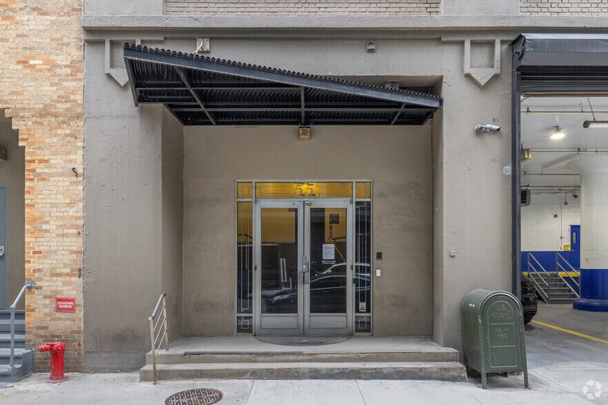 More Photos Of 161 Varick St, New York Self Storage For Lease