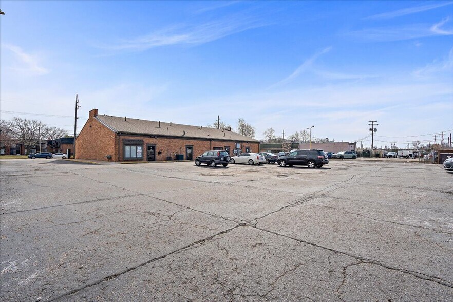 More Photos Of 28289-28315 Hoover Rd, Warren Medical For Lease
