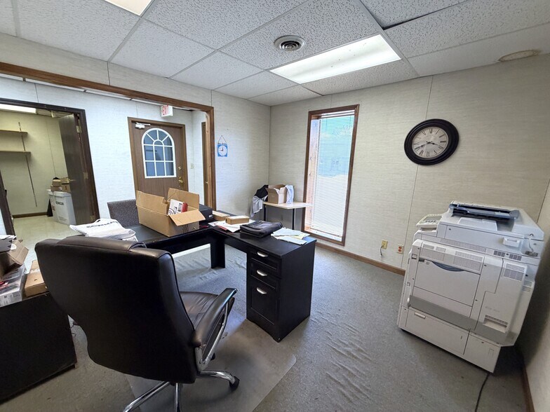 More Photos Of 305 N Mason St, Carrollton Office For Sale