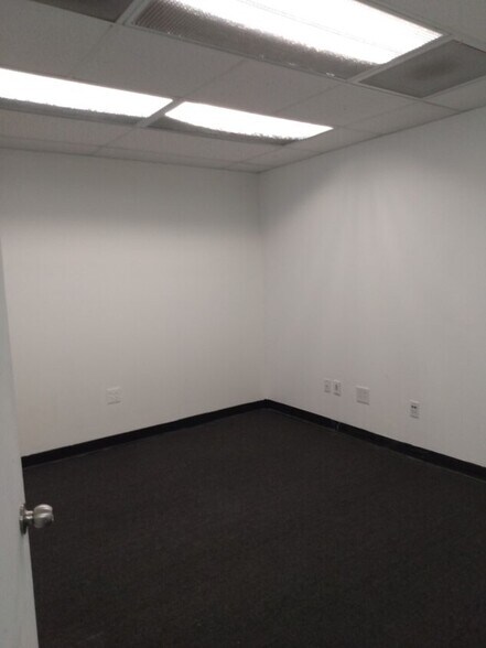 More Photos Of 4028-4030 NE 6th Ave, Oakland Park Warehouse For Lease