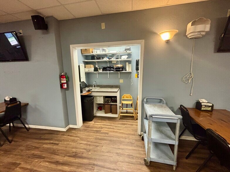 More Photos Of 106 E 4th St, Washington Restaurant For Sale