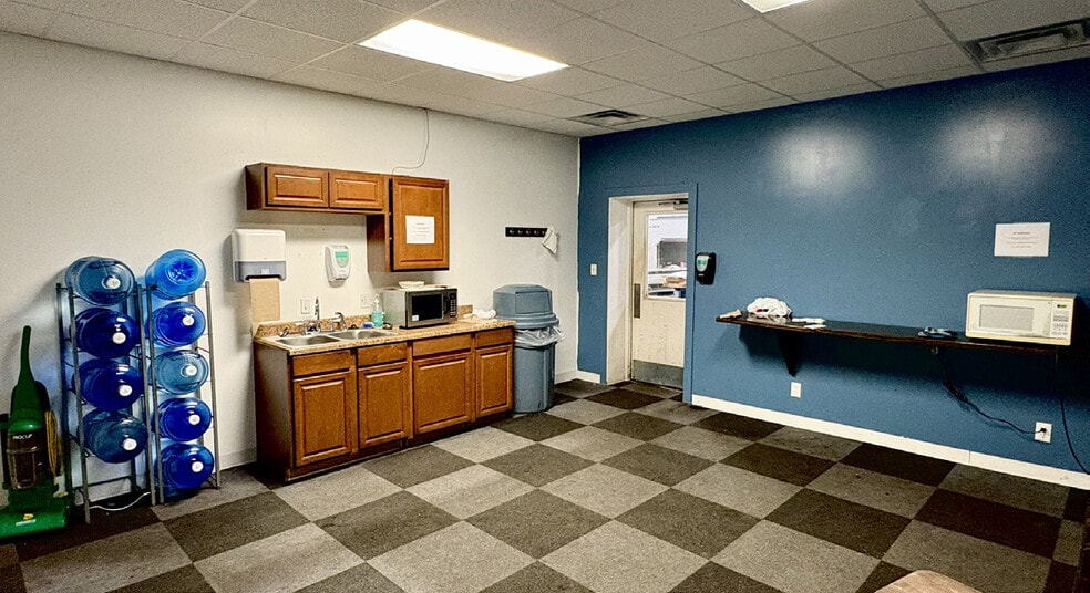 More Photos Of 2660 Lawrence St, Stevensville Manufacturing For Sale