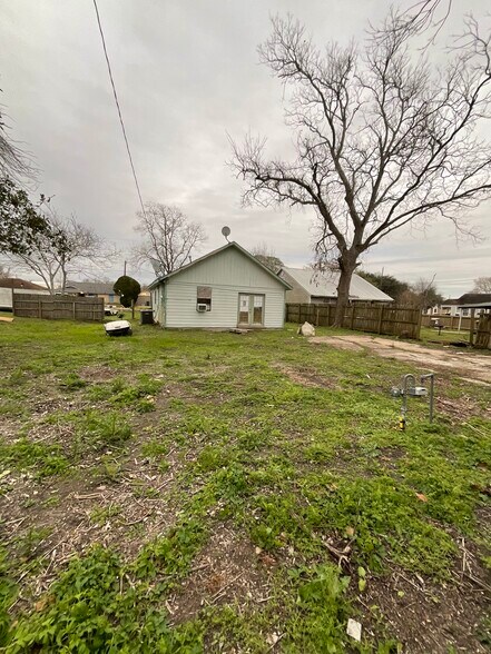 More Photos Of 609 Oak St, La Marque Warehouse For Sale