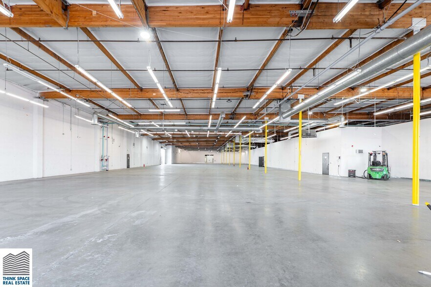 More Photos Of 9419 Mason Ave, Chatsworth Manufacturing For Lease